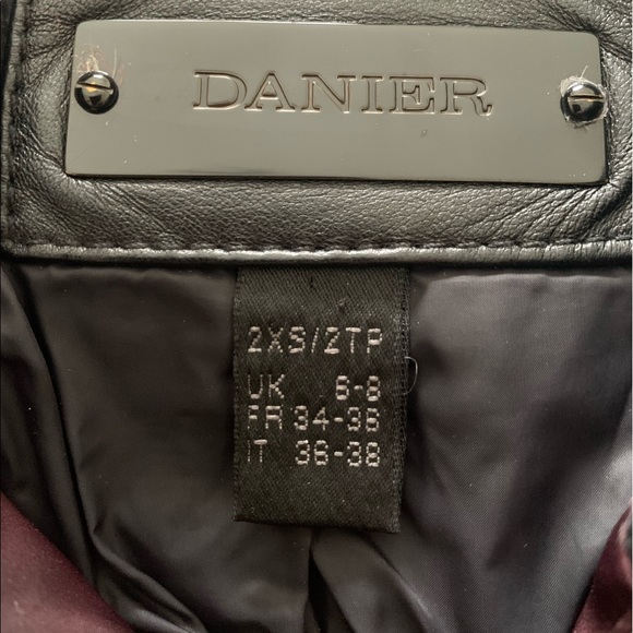 Down-filled Coat real Fur hood, Leather sleeves and accents - Picture 14 of 16